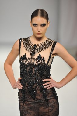 Los Angeles - 15 Mart: Bir model üzerinde 15 Mart 2013 stil moda haftasında Michael Cinco sonbahar kış 2013 koleksiyonunda Los Angeles, Ca pist yürür