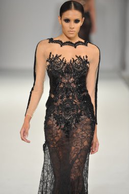 Los Angeles - 15 Mart: Bir model üzerinde 15 Mart 2013 stil moda haftasında Michael Cinco sonbahar kış 2013 koleksiyonunda Los Angeles, Ca pist yürür