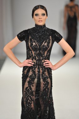 Los Angeles - 15 Mart: Bir model üzerinde 15 Mart 2013 stil moda haftasında Michael Cinco sonbahar kış 2013 koleksiyonunda Los Angeles, Ca pist yürür