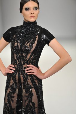 Los Angeles - 15 Mart: Bir model üzerinde 15 Mart 2013 stil moda haftasında Michael Cinco sonbahar kış 2013 koleksiyonunda Los Angeles, Ca pist yürür