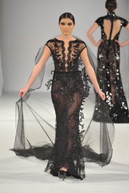 Los Angeles - 15 Mart: Bir model üzerinde 15 Mart 2013 stil moda haftasında Michael Cinco sonbahar kış 2013 koleksiyonunda Los Angeles, Ca pist yürür