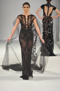 Los Angeles - 15 Mart: Bir model üzerinde 15 Mart 2013 stil moda haftasında Michael Cinco sonbahar kış 2013 koleksiyonunda Los Angeles, Ca pist yürür