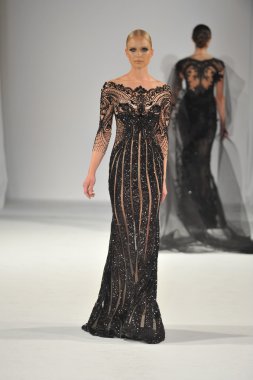 Los Angeles - 15 Mart: Bir model üzerinde 15 Mart 2013 stil moda haftasında Michael Cinco sonbahar kış 2013 koleksiyonunda Los Angeles, Ca pist yürür