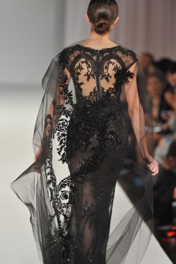 Los Angeles - 15 Mart: Bir model üzerinde 15 Mart 2013 stil moda haftasında Michael Cinco sonbahar kış 2013 koleksiyonunda Los Angeles, Ca pist yürür