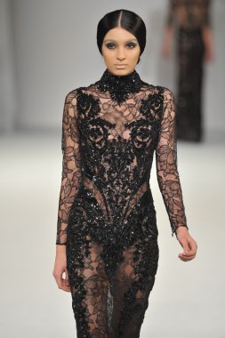 Los Angeles - 15 Mart: Bir model üzerinde 15 Mart 2013 stil moda haftasında Michael Cinco sonbahar kış 2013 koleksiyonunda Los Angeles, Ca pist yürür