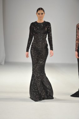 Los Angeles - 15 Mart: Bir model üzerinde 15 Mart 2013 stil moda haftasında Michael Cinco sonbahar kış 2013 koleksiyonunda Los Angeles, Ca pist yürür