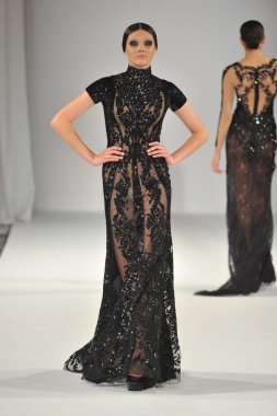 Los Angeles - 15 Mart: Bir model üzerinde 15 Mart 2013 stil moda haftasında Michael Cinco sonbahar kış 2013 koleksiyonunda Los Angeles, Ca pist yürür