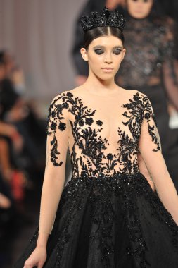 Los Angeles - 15 Mart: Bir model üzerinde 15 Mart 2013 stil moda haftasında Michael Cinco sonbahar kış 2013 koleksiyonunda Los Angeles, Ca pist yürür
