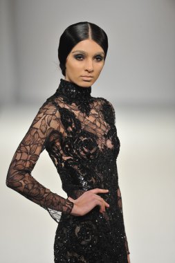 Los Angeles - 15 Mart: Bir model üzerinde 15 Mart 2013 stil moda haftasında Michael Cinco sonbahar kış 2013 koleksiyonunda Los Angeles, Ca pist yürür