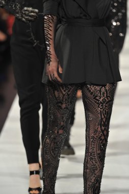 Los Angeles - 15 Mart: Bir model üzerinde 15 Mart 2013 stil moda haftasında Michael Cinco sonbahar kış 2013 koleksiyonunda Los Angeles, Ca pist yürür