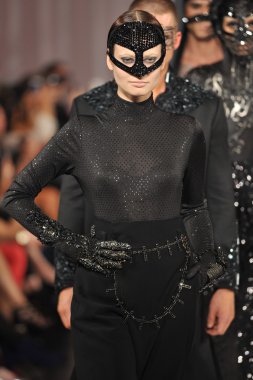 Los Angeles - 15 Mart: Bir model üzerinde 15 Mart 2013 stil moda haftasında Michael Cinco sonbahar kış 2013 koleksiyonunda Los Angeles, Ca pist yürür