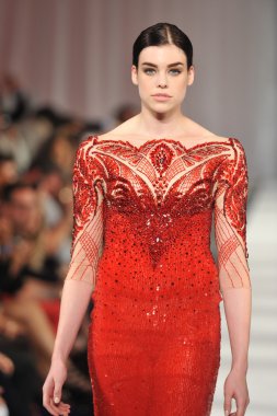 Los Angeles - 15 Mart: Bir model üzerinde 15 Mart 2013 stil moda haftasında Michael Cinco sonbahar kış 2013 koleksiyonunda Los Angeles, Ca pist yürür