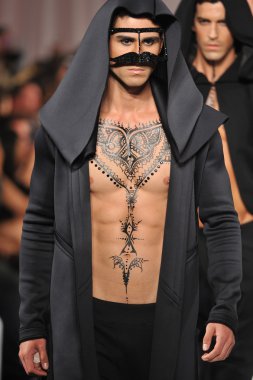 Los angeles - 15 Mart: bir model üzerinde 15 Mart 2013 yılında los angeles, michael cinco sonbahar kış 2013 koleksiyonu tarzı moda haftası sırasında pist yürümek ca