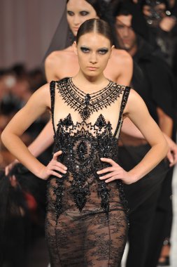 Los angeles - 15 Mart: bir model üzerinde 15 Mart 2013 yılında los angeles, michael cinco sonbahar kış 2013 koleksiyonu tarzı moda haftası sırasında pist yürümek ca