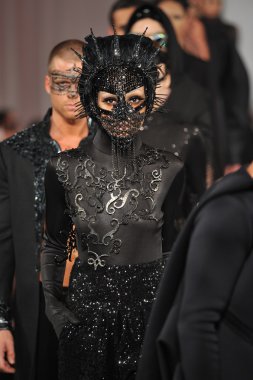 Los angeles - 15 Mart: bir model üzerinde 15 Mart 2013 yılında los angeles, michael cinco sonbahar kış 2013 koleksiyonu tarzı moda haftası sırasında pist yürümek ca