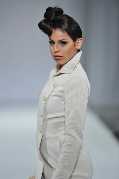 Los Angeles - March 11: A model walks the runway at the Gregorio Sanchez Fall 2013 fashion show during STYLE Fashion Week at Vibiana Cathedral on March 11, 2013 in Los Angeles, CA — Stock Photo, Image