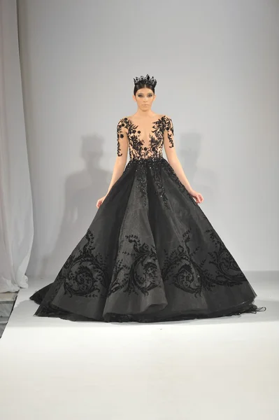 Los Angeles - 15 Mart: Bir model üzerinde 15 Mart 2013 stil moda haftasında Michael Cinco sonbahar kış 2013 koleksiyonunda Los Angeles, Ca pist yürür — Stok fotoğraf