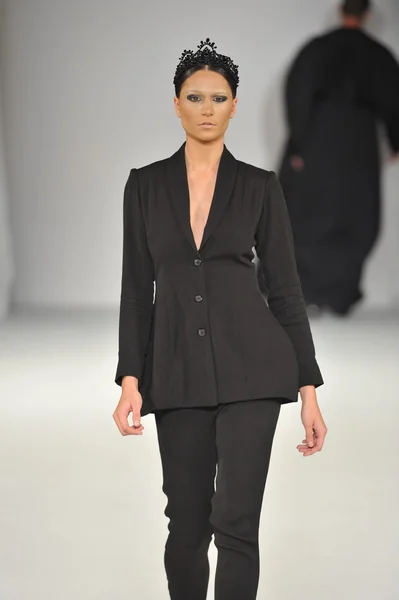 लॉस एंजिल्स 15 मार्च 2013 को लॉस एंजिल्स, सीए में स्टाइल फैशन वीक के दौरान माइकल सिनेको फॉल विंटर 2013 संग्रह में एक मॉडल रनवे पर चलता है — स्टॉक फ़ोटो, इमेज
