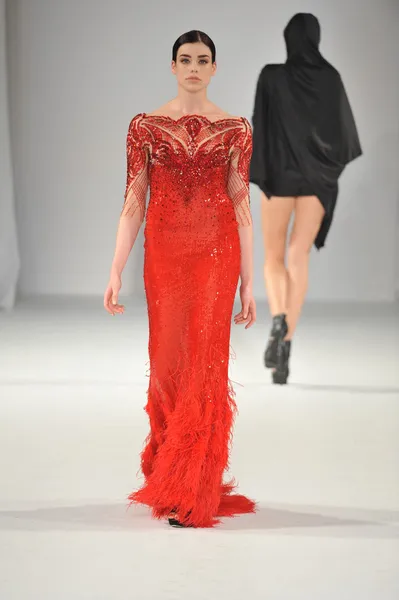 LOS ÁNGELES - 15 de marzo: Una modelo camina por la pasarela en la Colección Michael Cinco Otoño Invierno 2013 durante la Semana de la Moda de Estilo el 15 de marzo de 2013 en Los Ángeles, CA — Foto de Stock