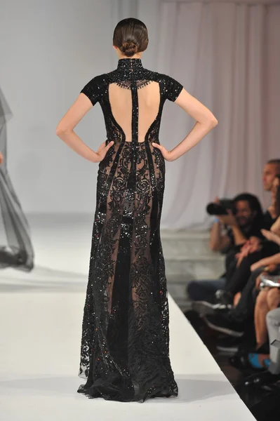 Los Angeles - március 15-én: A modell sétál a kifutópályán, Michael Cinco őszi téli 2013 Collection stílus divat héten a 2013. március 15., Los Angeles, Ca — Stock Fotó