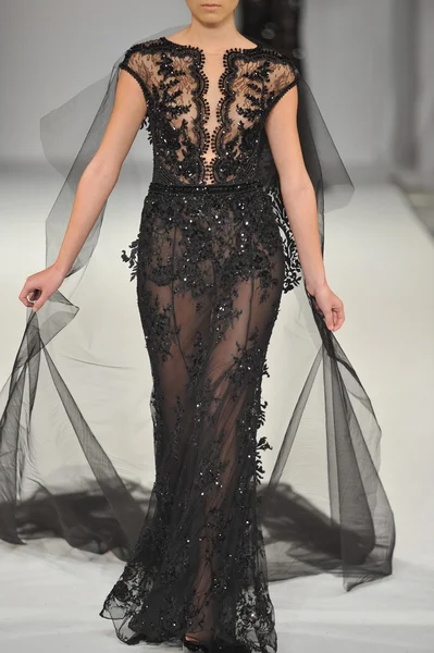 LOS ÁNGELES - 15 de marzo: Una modelo camina por la pasarela en la Colección Michael Cinco Otoño Invierno 2013 durante la Semana de la Moda de Estilo el 15 de marzo de 2013 en Los Ángeles, CA — Foto de Stock