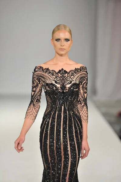 Los Angeles - 15 Mart: Bir model üzerinde 15 Mart 2013 stil moda haftasında Michael Cinco sonbahar kış 2013 koleksiyonunda Los Angeles, Ca pist yürür — Stok fotoğraf