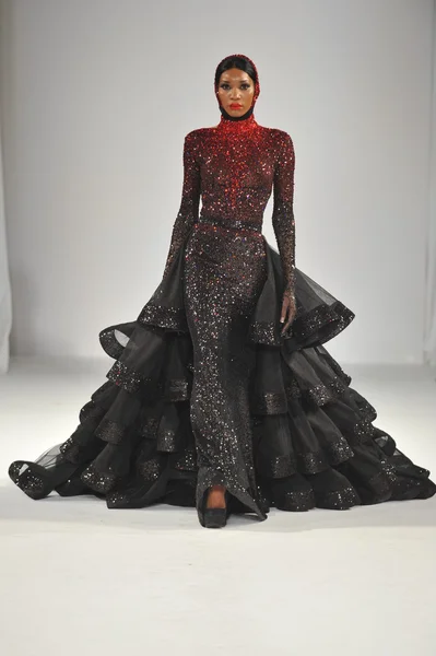 LOS ÁNGELES - 15 de marzo: Una modelo camina por la pasarela en la Colección Michael Cinco Otoño Invierno 2013 durante la Semana de la Moda de Estilo el 15 de marzo de 2013 en Los Ángeles, CA — Foto de Stock