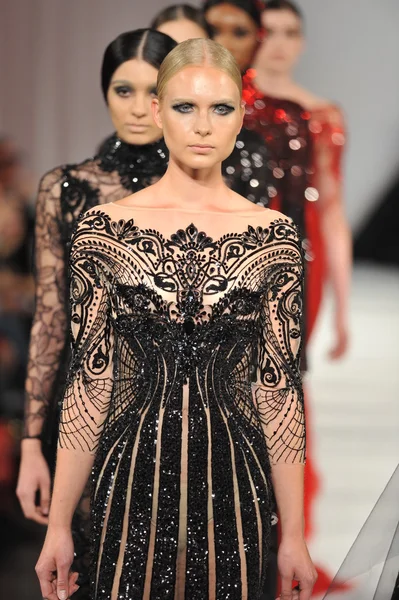 Los Angeles - 15 Mart: Bir model üzerinde 15 Mart 2013 stil moda haftasında Michael Cinco sonbahar kış 2013 koleksiyonunda Los Angeles, Ca pist yürür — Stok fotoğraf