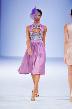 Los angeles - Mart 13: bir model yürür pist kül haute couture sonbahar kış 2013 moda şovunda tarzı moda haftası sırasında vibiana Katedrali'nde 13 Mart 2013 yılında los angeles, ca