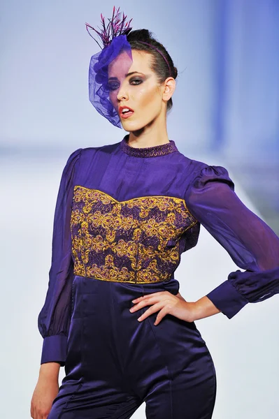 Los Angeles - March 13: A model walks the runway at the Ash Haute Couture Fall Winter 2013 fashion show during STYLE Fashion Week at Vibiana Cathedral on March 13, 2013 in Los Angeles, CA — Stock Photo, Image