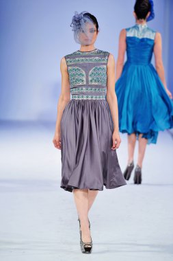 Los angeles - Mart 13: bir model yürür pist kül haute couture sonbahar kış 2013 moda şovunda tarzı moda haftası sırasında vibiana Katedrali'nde 13 Mart 2013 yılında los angeles, ca