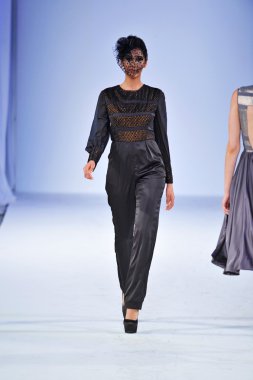 Los angeles - Mart 13: bir model yürür pist kül haute couture sonbahar kış 2013 moda şovunda tarzı moda haftası sırasında vibiana Katedrali'nde 13 Mart 2013 yılında los angeles, ca