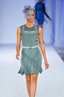 Los angeles - Mart 13: bir model yürür pist kül haute couture sonbahar kış 2013 moda şovunda tarzı moda haftası sırasında vibiana Katedrali'nde 13 Mart 2013 yılında los angeles, ca