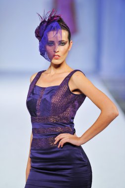 Los angeles - Mart 13: bir model yürür pist kül haute couture sonbahar kış 2013 moda şovunda tarzı moda haftası sırasında vibiana Katedrali'nde 13 Mart 2013 yılında los angeles, ca