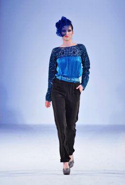 Los angeles - Mart 13: bir model yürür pist kül haute couture sonbahar kış 2013 moda şovunda tarzı moda haftası sırasında vibiana Katedrali'nde 13 Mart 2013 yılında los angeles, ca