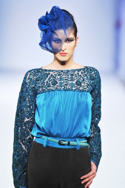 Los angeles - Mart 13: bir model yürür pist kül haute couture sonbahar kış 2013 moda şovunda tarzı moda haftası sırasında vibiana Katedrali'nde 13 Mart 2013 yılında los angeles, ca