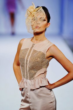 Los angeles - Mart 13: bir model yürür pist kül haute couture sonbahar kış 2013 moda şovunda tarzı moda haftası sırasında vibiana Katedrali'nde 13 Mart 2013 yılında los angeles, ca