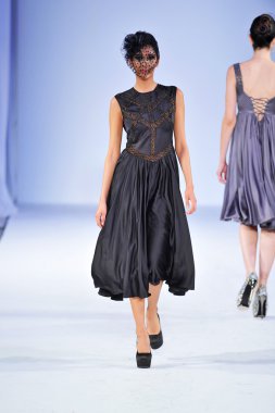 Los angeles - Mart 13: bir model yürür pist kül haute couture sonbahar kış 2013 moda şovunda tarzı moda haftası sırasında vibiana Katedrali'nde 13 Mart 2013 yılında los angeles, ca