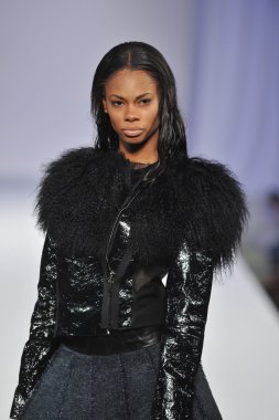 Los angeles - 15 Mart: bir modeli pist yürür brian ' Hearns'e..... sonbahar kış 2013 defilede tarzı moda haftası sırasında vibiana Katedrali üzerinde 15 Mart 2013 yılında los angeles, ca