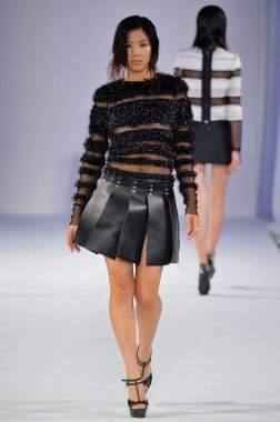 Los angeles - 15 Mart: bir modeli pist yürür brian ' Hearns'e..... sonbahar kış 2013 defilede tarzı moda haftası sırasında vibiana Katedrali üzerinde 15 Mart 2013 yılında los angeles, ca