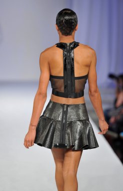 Los angeles - 15 Mart: bir modeli pist yürür brian ' Hearns'e..... sonbahar kış 2013 defilede tarzı moda haftası sırasında vibiana Katedrali üzerinde 15 Mart 2013 yılında los angeles, ca