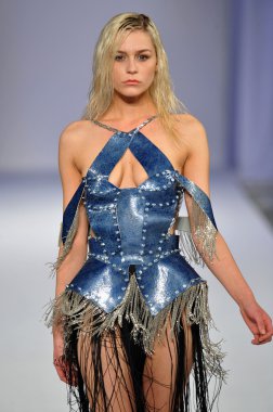 Los angeles - 15 Mart: bir modeli pist yürür brian ' Hearns'e..... sonbahar kış 2013 defilede tarzı moda haftası sırasında vibiana Katedrali üzerinde 15 Mart 2013 yılında los angeles, ca