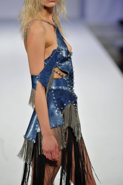 Los angeles - 15 Mart: bir modeli pist yürür brian ' Hearns'e..... sonbahar kış 2013 defilede tarzı moda haftası sırasında vibiana Katedrali üzerinde 15 Mart 2013 yılında los angeles, ca