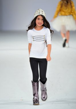 Los angeles - Mart 13: bir model es pist yürür artı es sonbahar kış 2013 defilede tarzı moda haftası sırasında vibiana Katedrali üzerinde 13 Mart 2013 yılında los angeles, ca