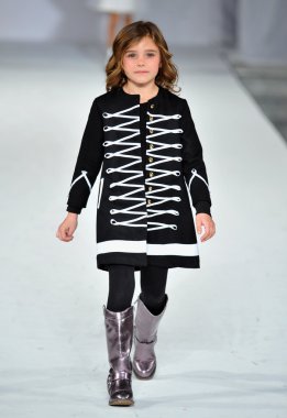 Los angeles - Mart 13: bir model es pist yürür artı es sonbahar kış 2013 defilede tarzı moda haftası sırasında vibiana Katedrali üzerinde 13 Mart 2013 yılında los angeles, ca