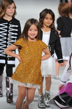 Los angeles - 13 Mart: es pist modelleri bir yürüyüş artı es sonbahar kış 2013 defilede tarzı moda haftası sırasında vibiana Katedrali üzerinde 13 Mart 2013 yılında los angeles, ca