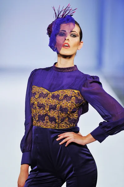 Los Angeles - March 13: A model walks the runway at the Ash Haute Couture Fall Winter 2013 fashion show during STYLE Fashion Week at Vibiana Cathedral on March 13, 2013 in Los Angeles, CA — Stock Photo, Image