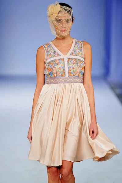 Los Angeles - March 13: A model walks the runway at the Ash Haute Couture Fall Winter 2013 fashion show during STYLE Fashion Week at Vibiana Cathedral on March 13, 2013 in Los Angeles, CA — Stock Photo, Image