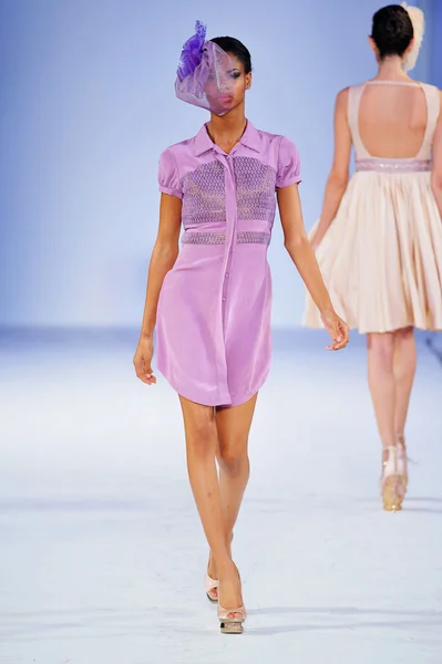 Los Angeles - March 13: A model walks the runway at the Ash Haute Couture Fall Winter 2013 fashion show during STYLE Fashion Week at Vibiana Cathedral on March 13, 2013 in Los Angeles, CA — Stock Photo, Image