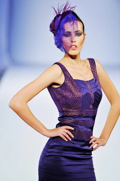 Los Angeles - March 13: A model walks the runway at the Ash Haute Couture Fall Winter 2013 fashion show during STYLE Fashion Week at Vibiana Cathedral on March 13, 2013 in Los Angeles, CA — Stock Photo, Image